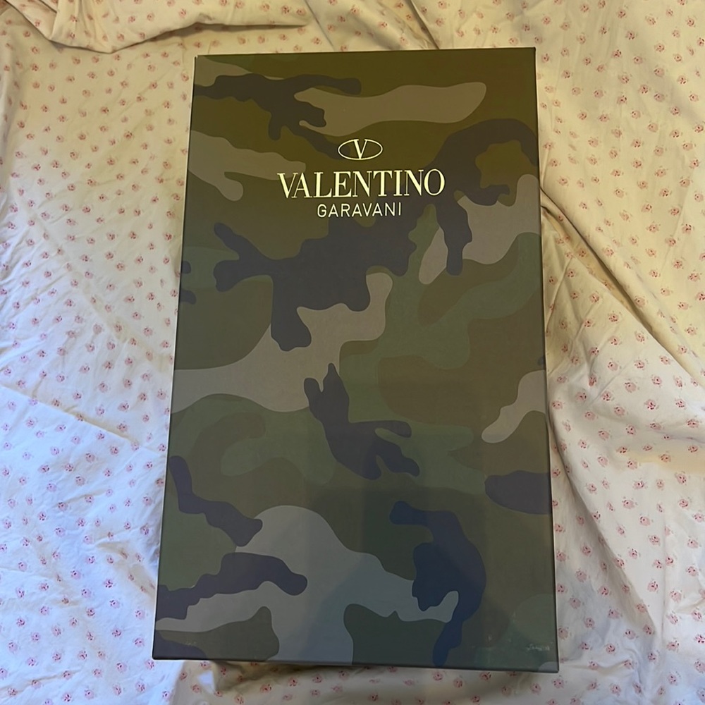 VALENTINO GARVANI SNEAKERS, SIZE EU 40, SIZE US 9.5, CONDITION UNUSED.